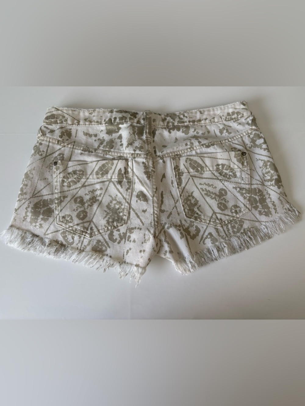 Free People Printed Frayed Denim Cutoff Shorts Size 28 - Picture 6 of 6